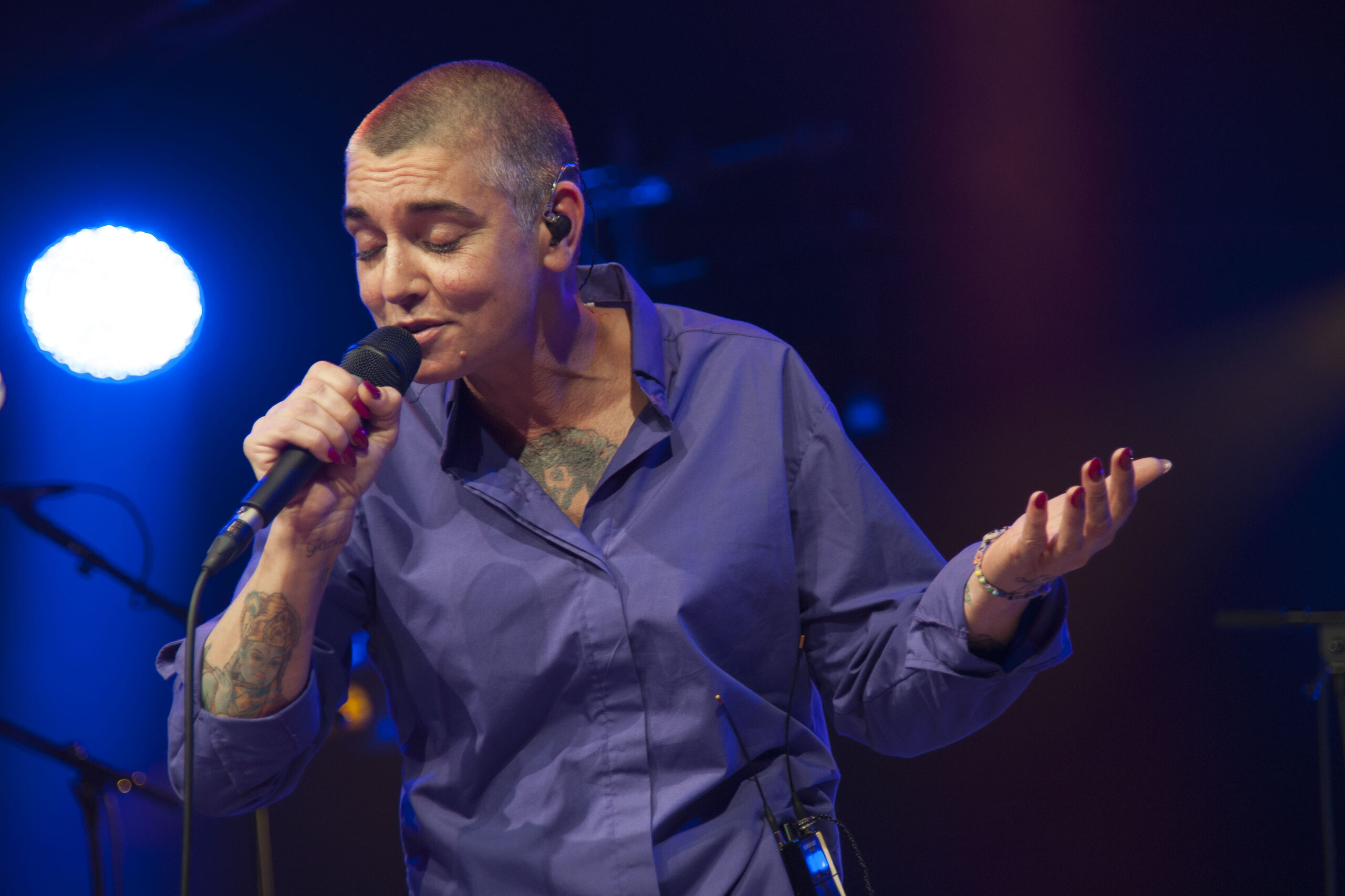 Bryan Ledgard, Sinead O'Connor (14851566513), CC BY 2.0
