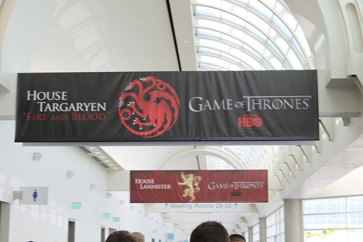Darren Kent actor of Game of Throne, Photo by Keith McDuffee from Northborough, MA, USA, Game of Thrones sign, CC BY-SA 2.0
