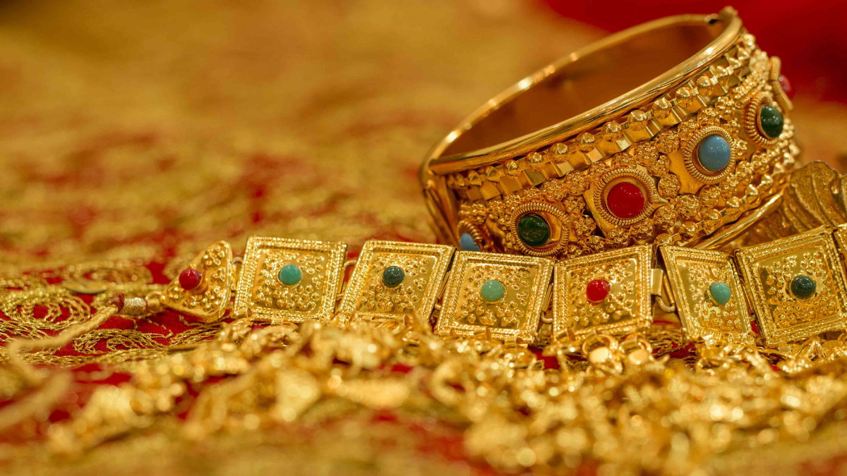 dubai-gold-prices-surge-by-dh-4-per-gram