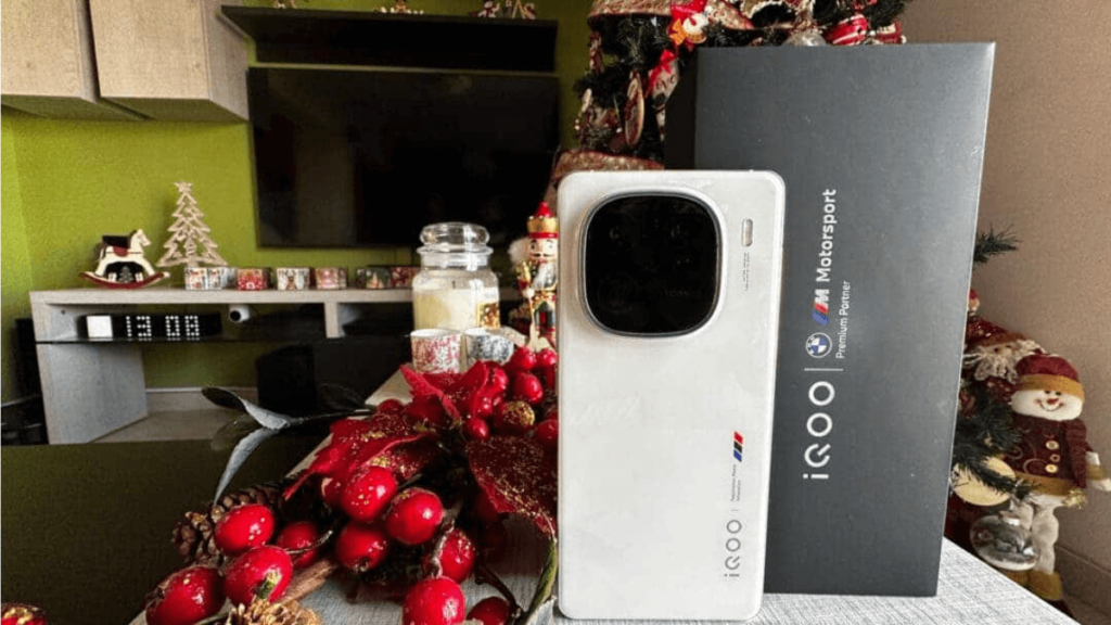 THE IQOO 12_ A FLAGSHIP POWERHOUSE WITH SNAPDRAGON 8 GEN 3